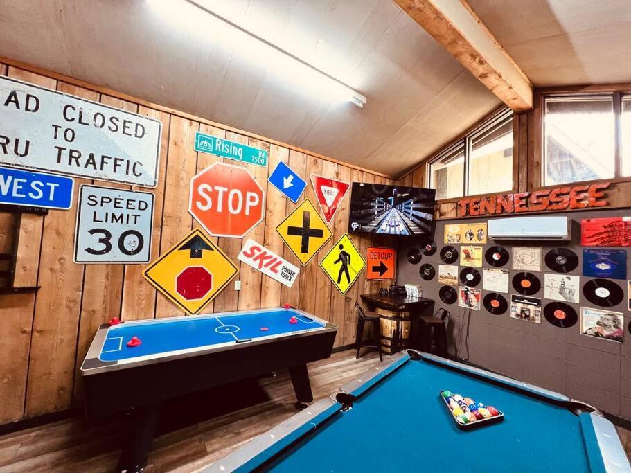 Bourbon Hollow Lodge With Hot Tub And Pool Plus Game Room Only 5 Min To Downtown Gatlinburg Esterno foto