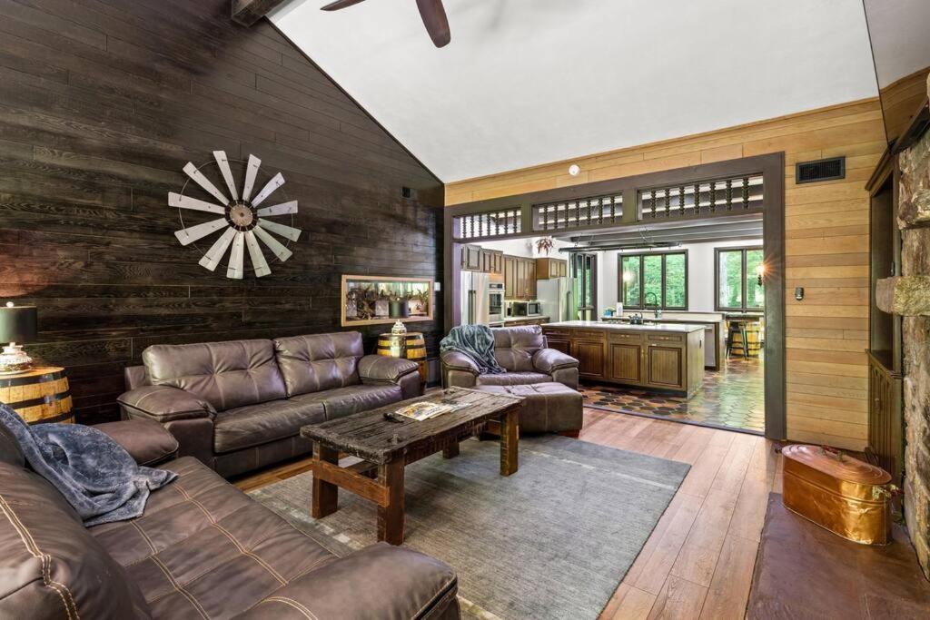 Bourbon Hollow Lodge With Hot Tub And Pool Plus Game Room Only 5 Min To Downtown Gatlinburg Esterno foto