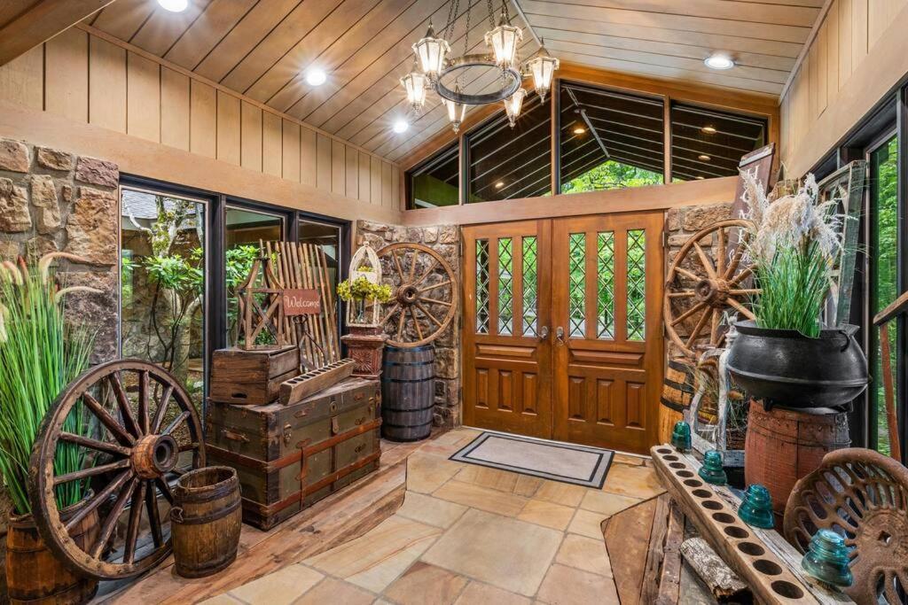 Bourbon Hollow Lodge With Hot Tub And Pool Plus Game Room Only 5 Min To Downtown Gatlinburg Esterno foto