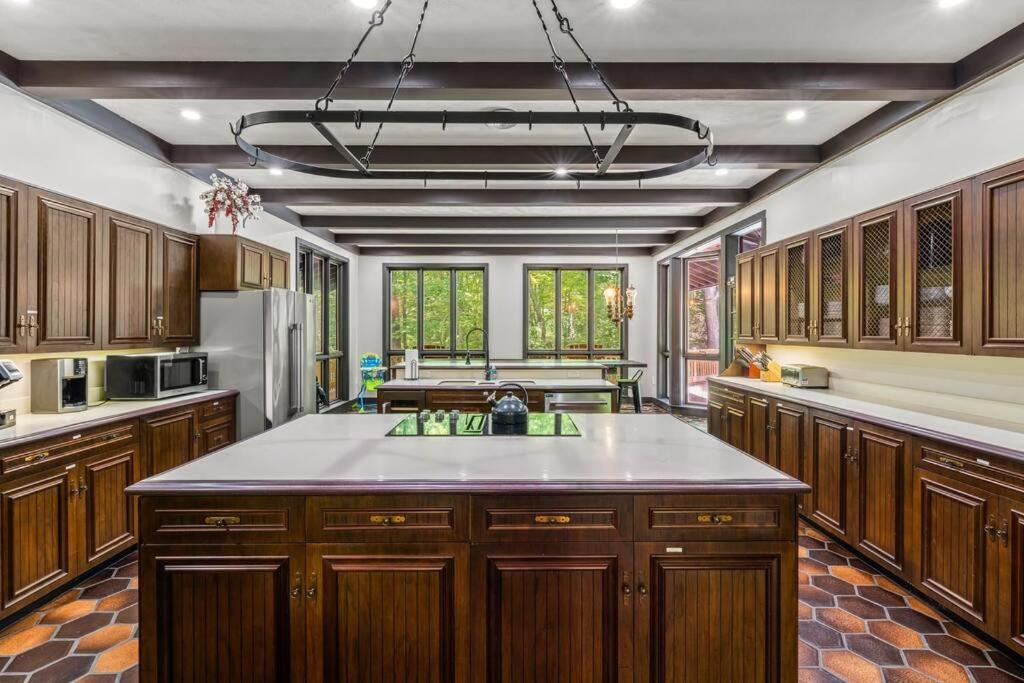 Bourbon Hollow Lodge With Hot Tub And Pool Plus Game Room Only 5 Min To Downtown Gatlinburg Esterno foto