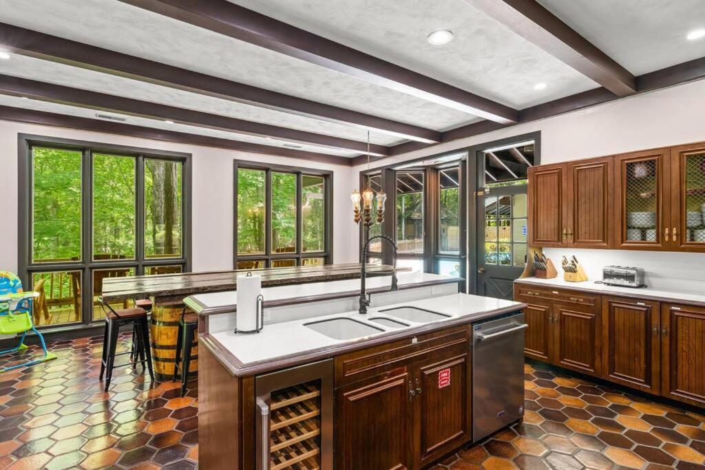 Bourbon Hollow Lodge With Hot Tub And Pool Plus Game Room Only 5 Min To Downtown Gatlinburg Esterno foto