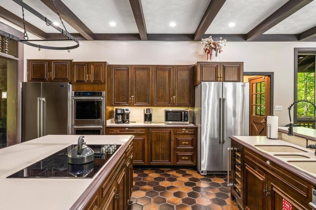 Bourbon Hollow Lodge With Hot Tub And Pool Plus Game Room Only 5 Min To Downtown Gatlinburg Esterno foto