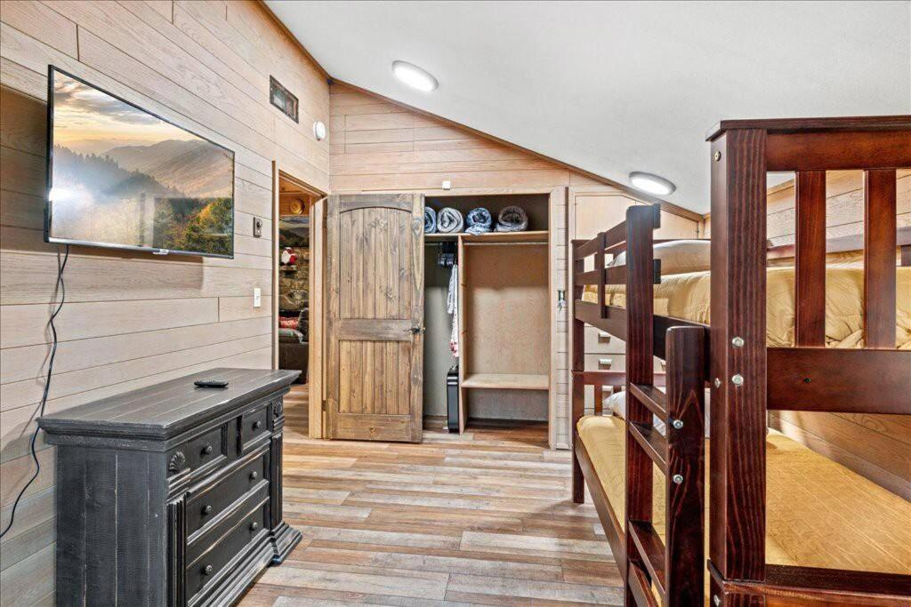 Bourbon Hollow Lodge With Hot Tub And Pool Plus Game Room Only 5 Min To Downtown Gatlinburg Esterno foto
